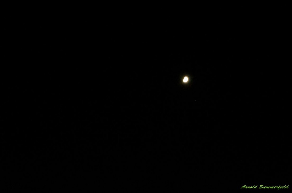 左側にアンタレス、右側に月と土星