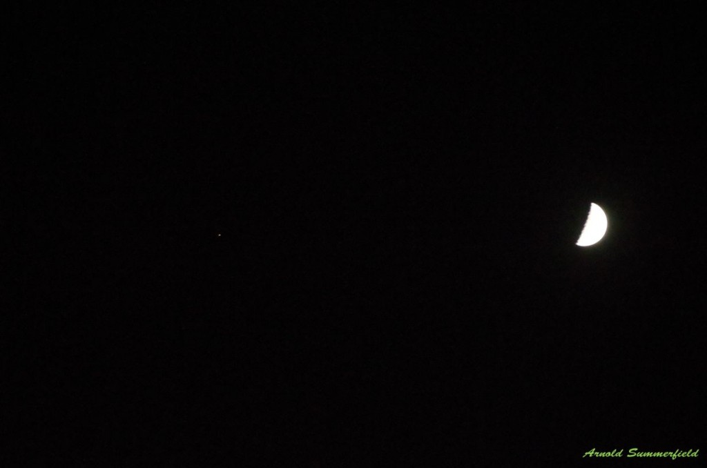 左に土星、右に今夜の月